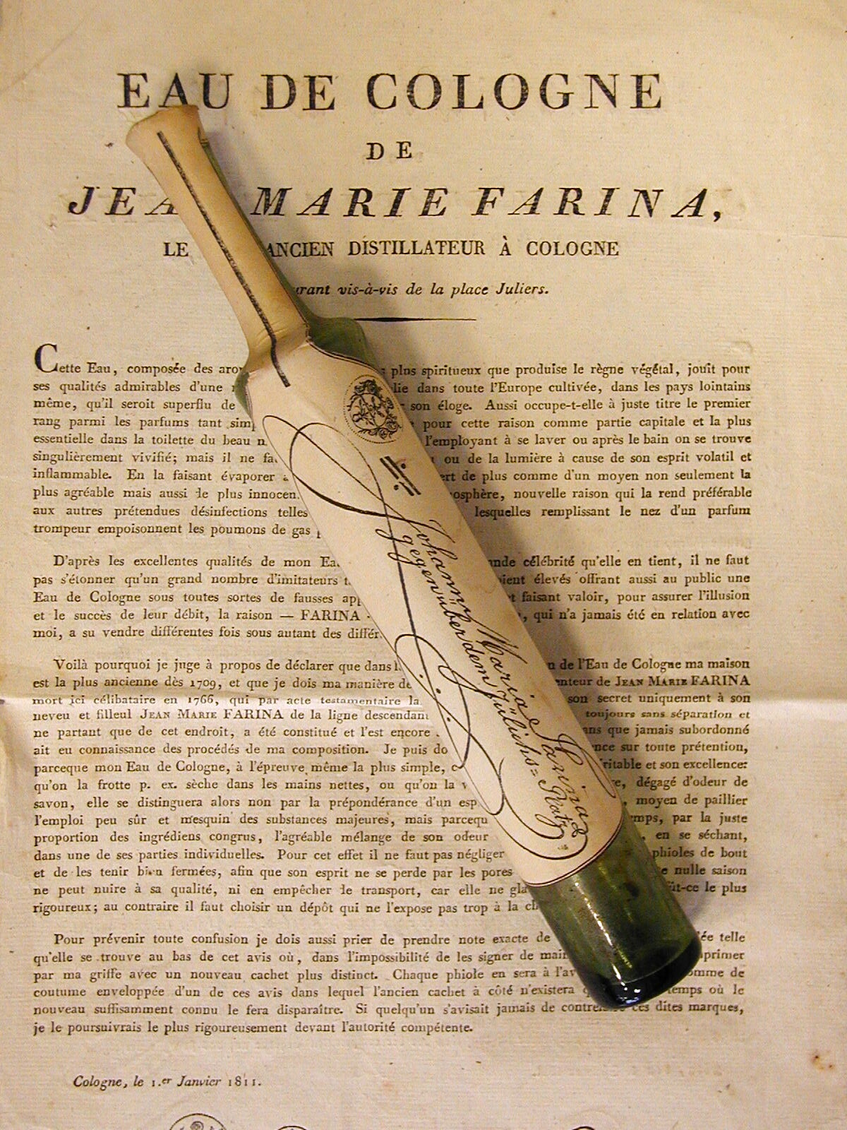 Napoléon Bonaparte utilisait chaque jour environ 3 flacons de cette Eau de Cologne qui contenait environ 75 ml de fragrance.
