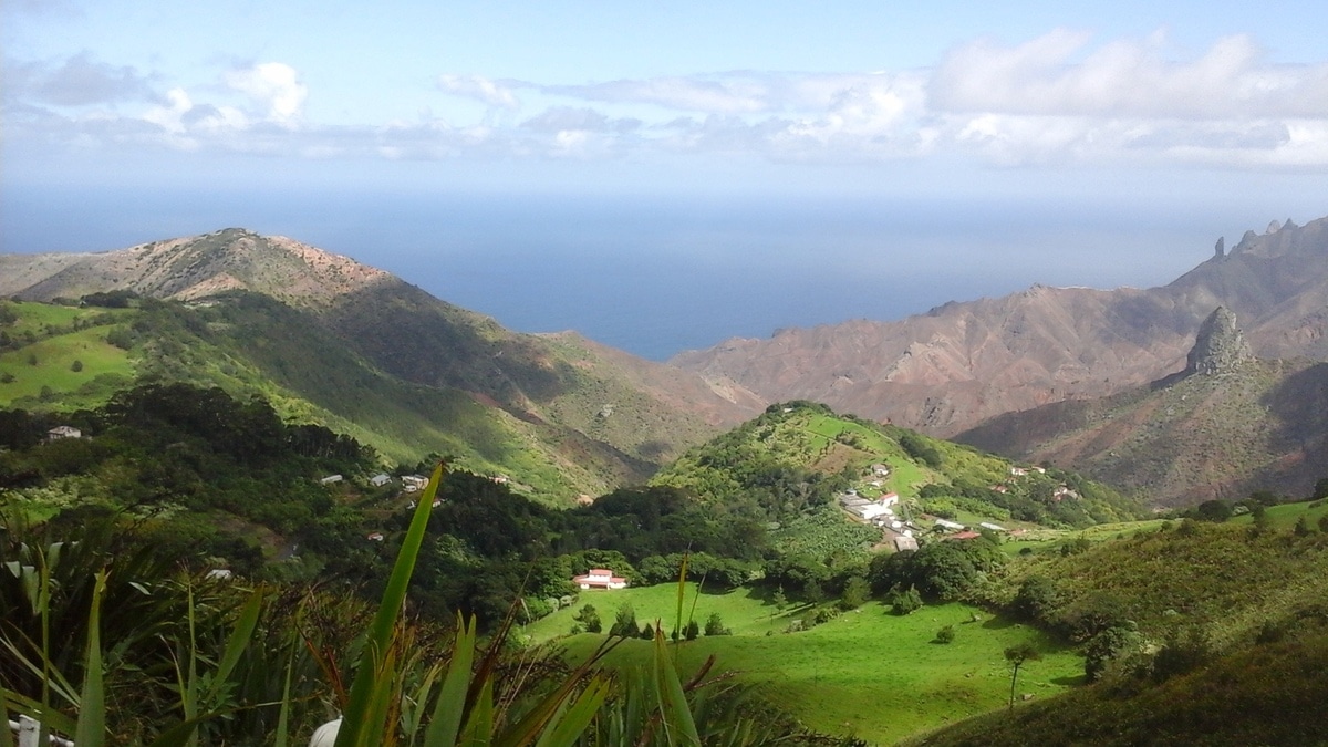 Cette petite île volcanique de 122 km2 présente de splendides paysages à la végétation méditerranéenne et aux falaises - parfois escarpées - tombant à pic dans l’Océan Atlantique.