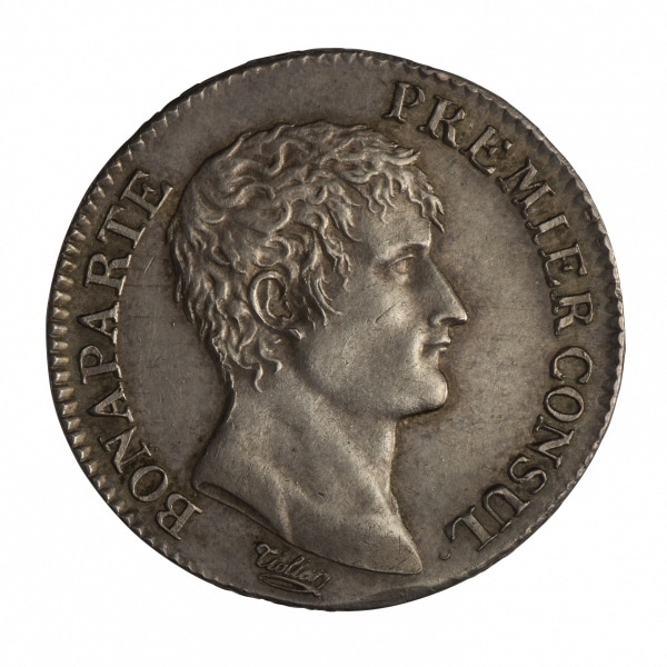 Création de la Banque de France par Napoléon : Franc germinal en argent portant le portrait de Napoléon Bonaparte Premier Consul dessiné et gravé par Tiolier. © Monnaie de Paris, Collections historiques