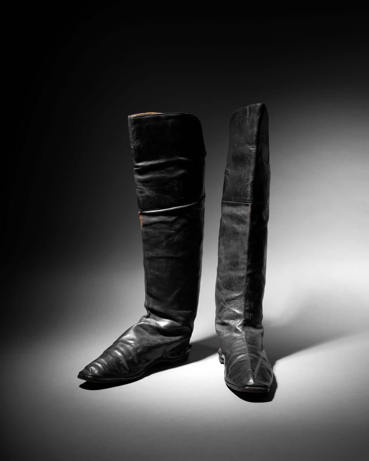 Paire de bottes à l’écuyère attribuée à l’empereur Napoléon Ier, maroquin noir, semelles à petits talons, doublure de fine peau naturelle, avec ses deux tirants en toile tissée et rainurée, h. 48 cm, l. (du pied) 26,5 cm. Adjugé : 117 208 € © La Gazette Drouot