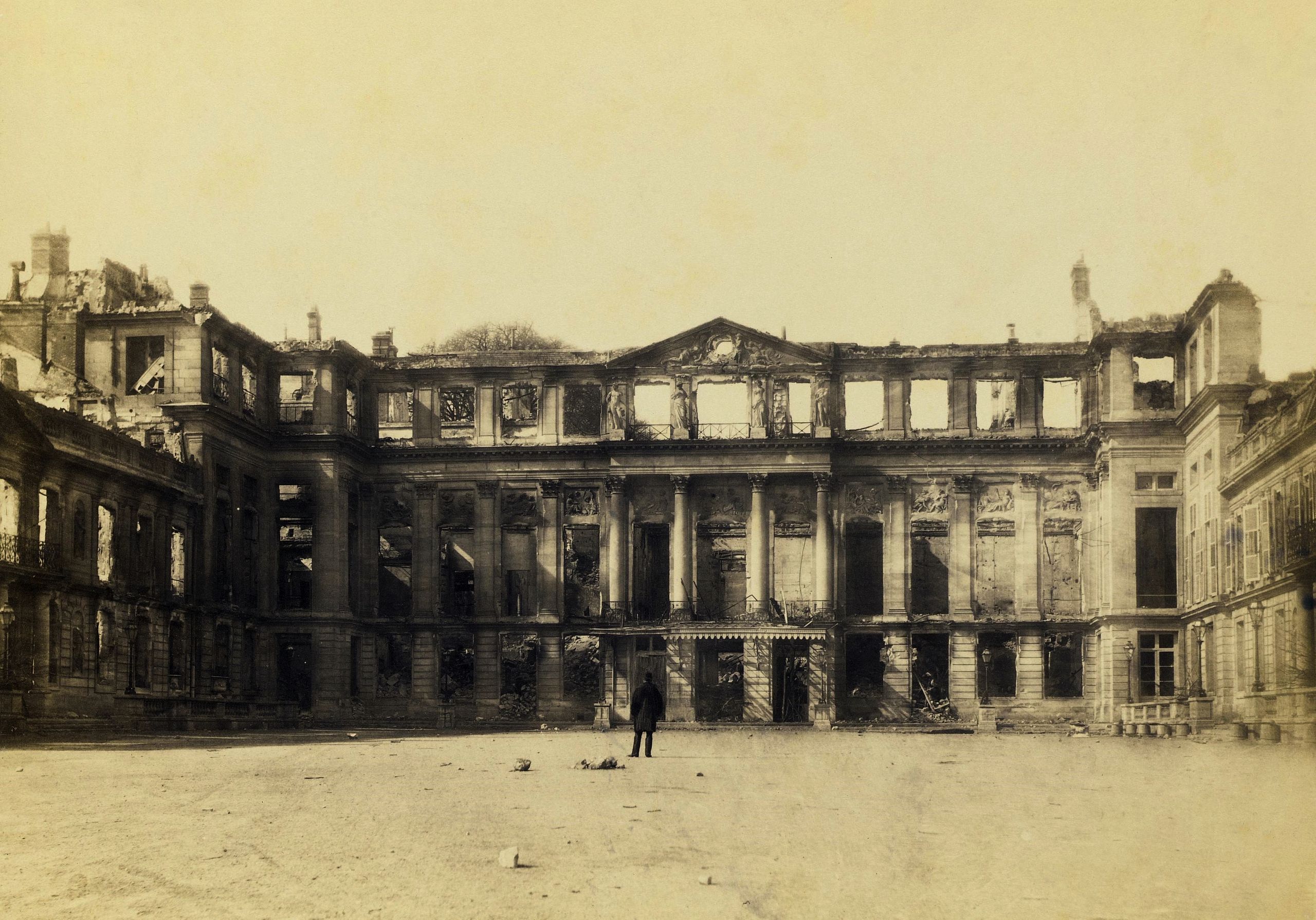 Château de Saint-Cloud en ruine après 1870, photographié par Charles Soulier.