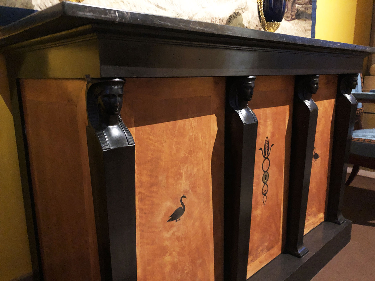 Commode en ébène, bois de citronnier, bois noirci, marbre petit granit. Attribuée à Jacob Frères (1796 - 1803), vers 1798 - 1800 © Marielle Brie de Lagerac