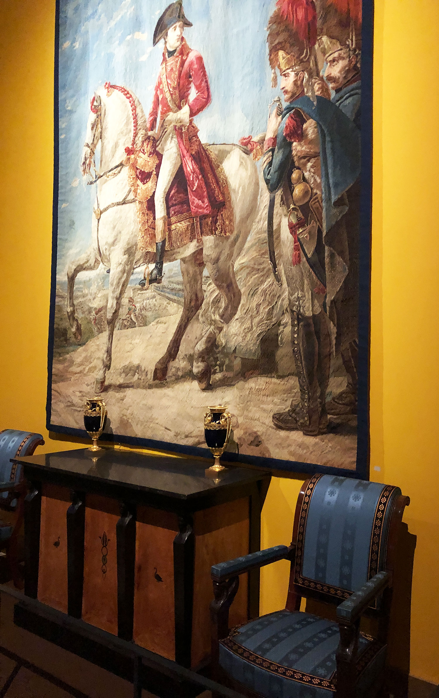 Napoléon Bonaparte Premier Consul distribue des sabres d'honneur aux grenadiers de sa garde après bataille de Marengo. Tapisserie de lisse de la manufacture des Gobelins, 1810 © Marielle Brie de Lagerac