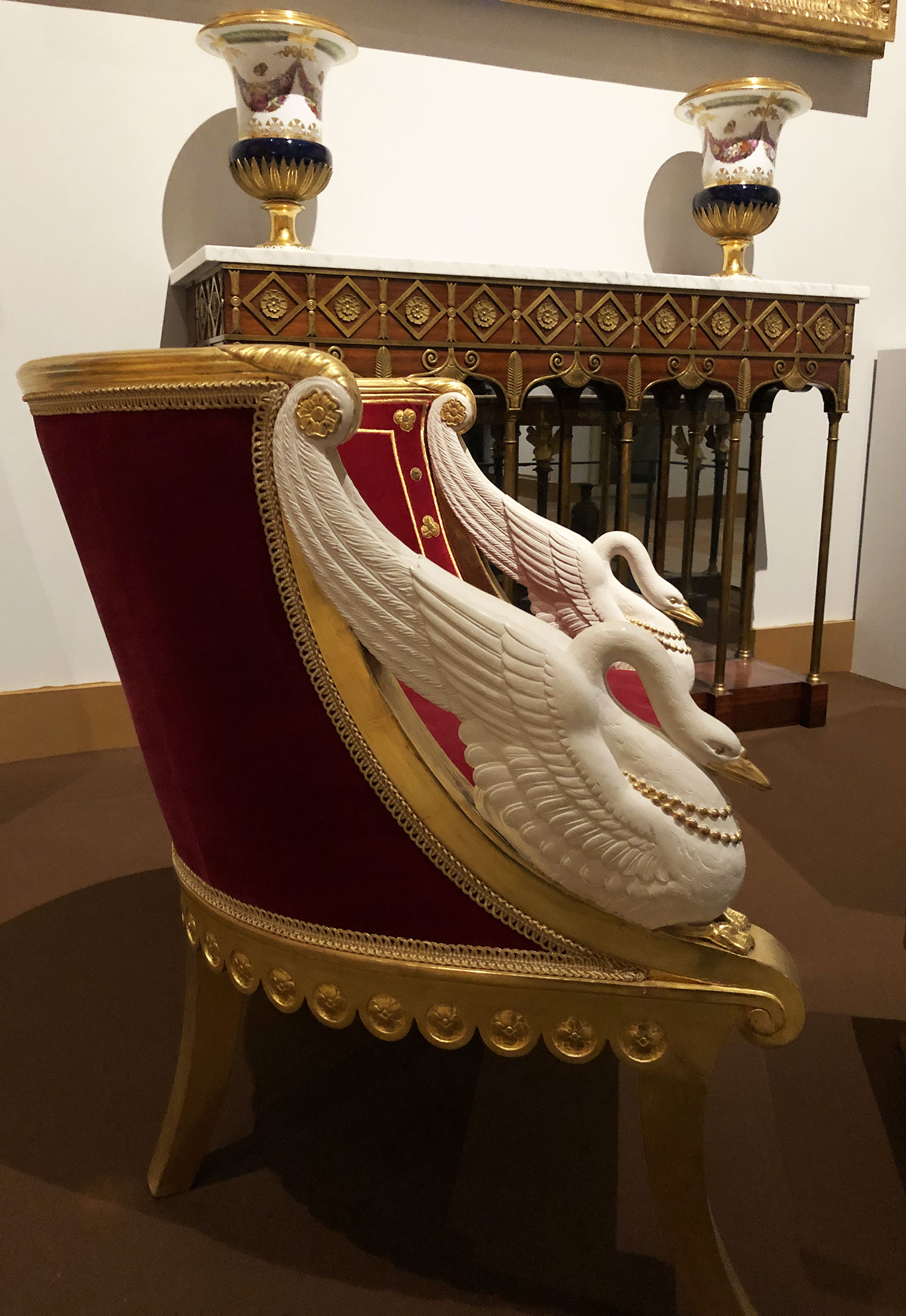 Fauteuil en bois sculpté peint et doré, velours de soie rouge et broderie d’or. Jacob Frères (1796 - 1803) sur un dessin de Charles Percier (1764 - 1838), vers 1804 © Marielle Brie de Lagerac
