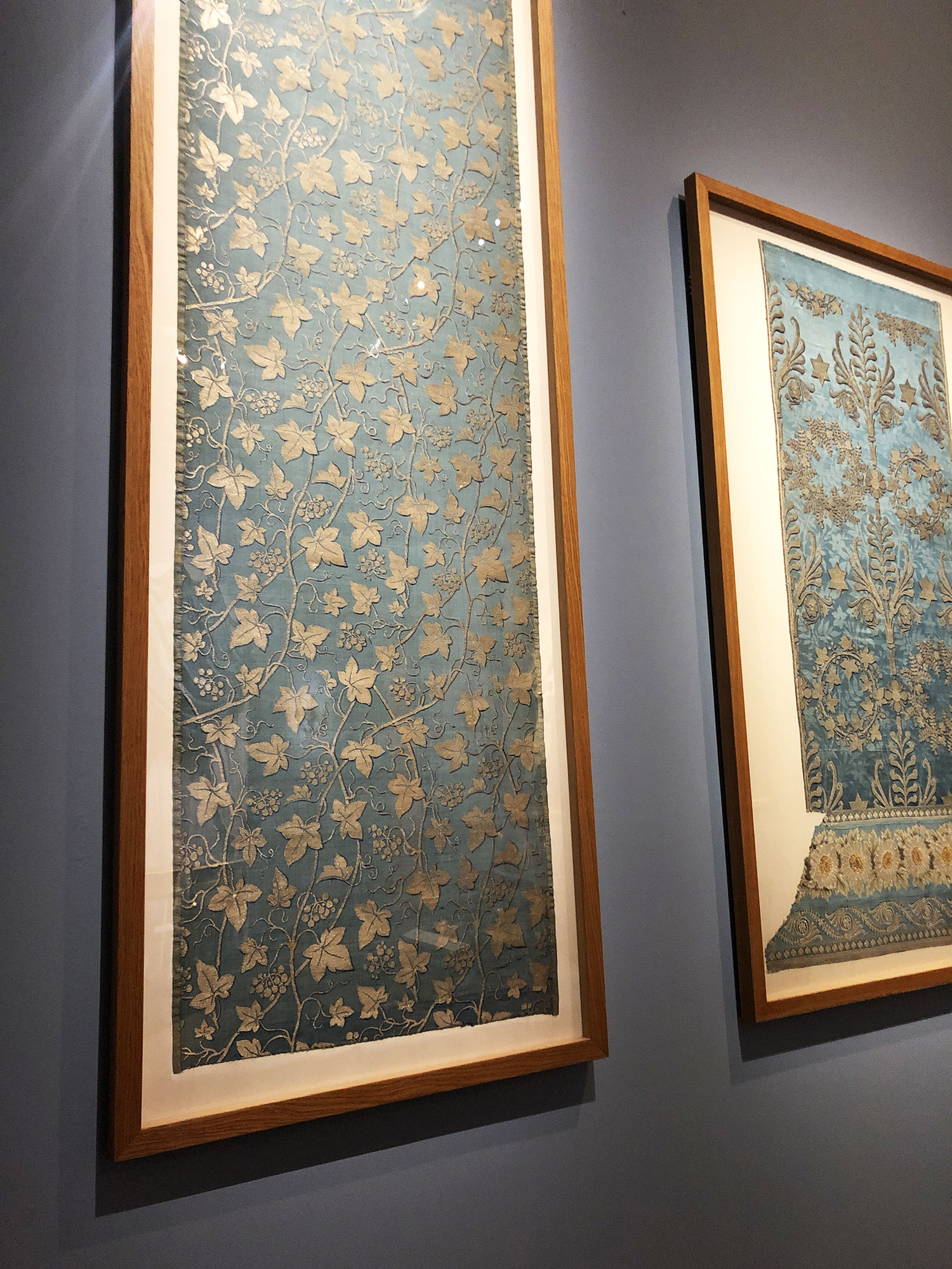 Lé de portières et de draperies commandés pour le grand salon de Joséphine Bonaparte au palais de Saint-Cloud. Camille Pernon (1753 - 1808), Lyon, 1802 - 1806. Soie, filés argent. Gros de Tours broché. Finalement installé dans le deuxième salon de l’impératrice aux Tuileries © Marielle Brie de Lagerac